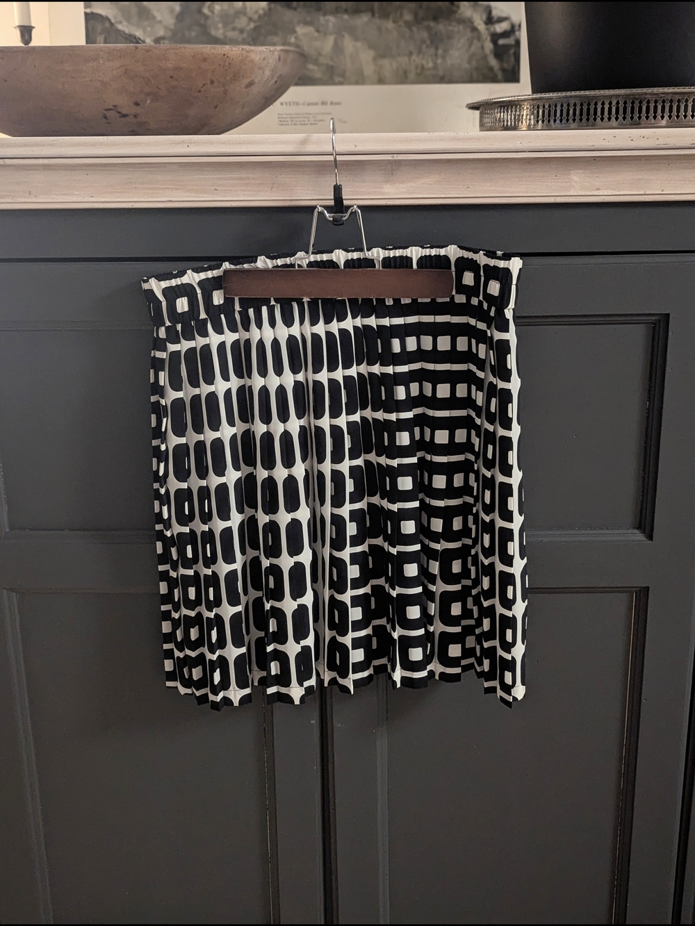 Banana Republic Black & White Geometric Pleated Mini Skirt Size M